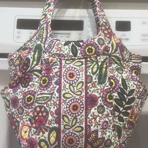 Vera Bradley at its best!!! Absolutely fabulous print bag!